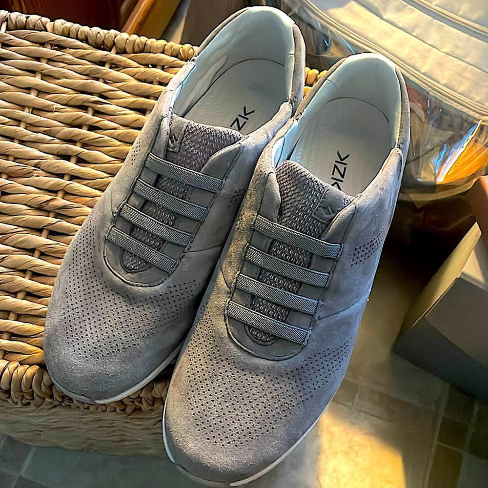 Women’s sz 10 KIZIK shoes. Med gray suede. Any occasion. EUC. Not broken in yet.